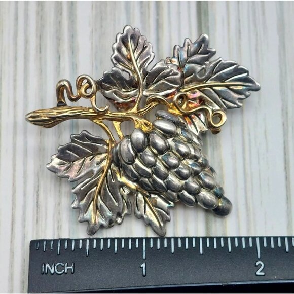 Vintage Bunch of Grapes on Vine Leaves Two Tone Brooch Signed MJ 2" X 2" - Picture 6 of 6
